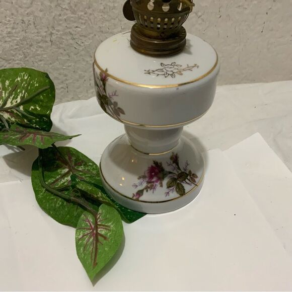 VINTAGE TILSO JAPAN  OIL LANTERN AND CHIMNEY WITH PINK ROSES 7” no glass G16 - Picture 5 of 7